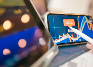 Operador multiactivo que evalúa opciones de Bitcoin, Ethereum y forex